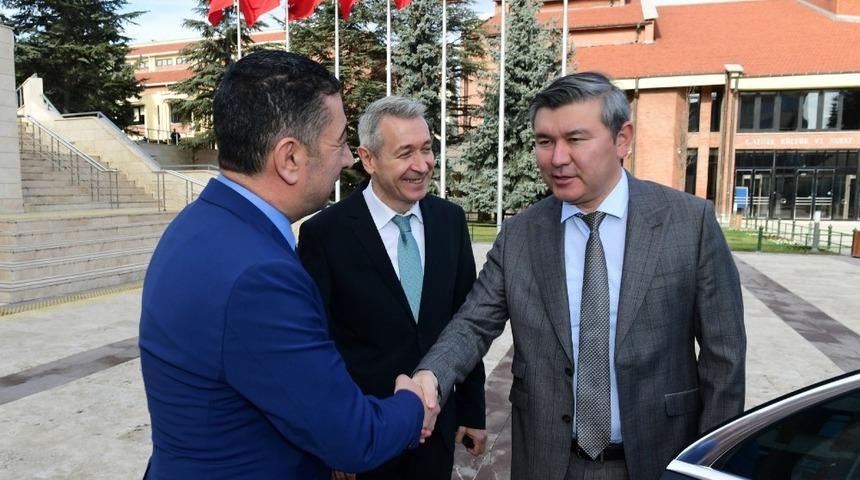 Kazakistan B&uuml;y&uuml;kel&ccedil;isi Saparbekuly, Anadolu &Uuml;niversitesini ziyaret etti