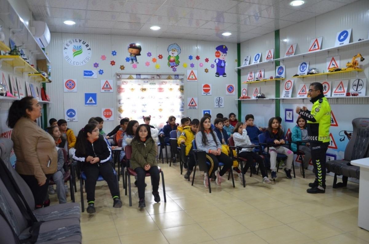 Yeşilyurt Belediyesinden &ccedil;ocuklara trafik eğitimi