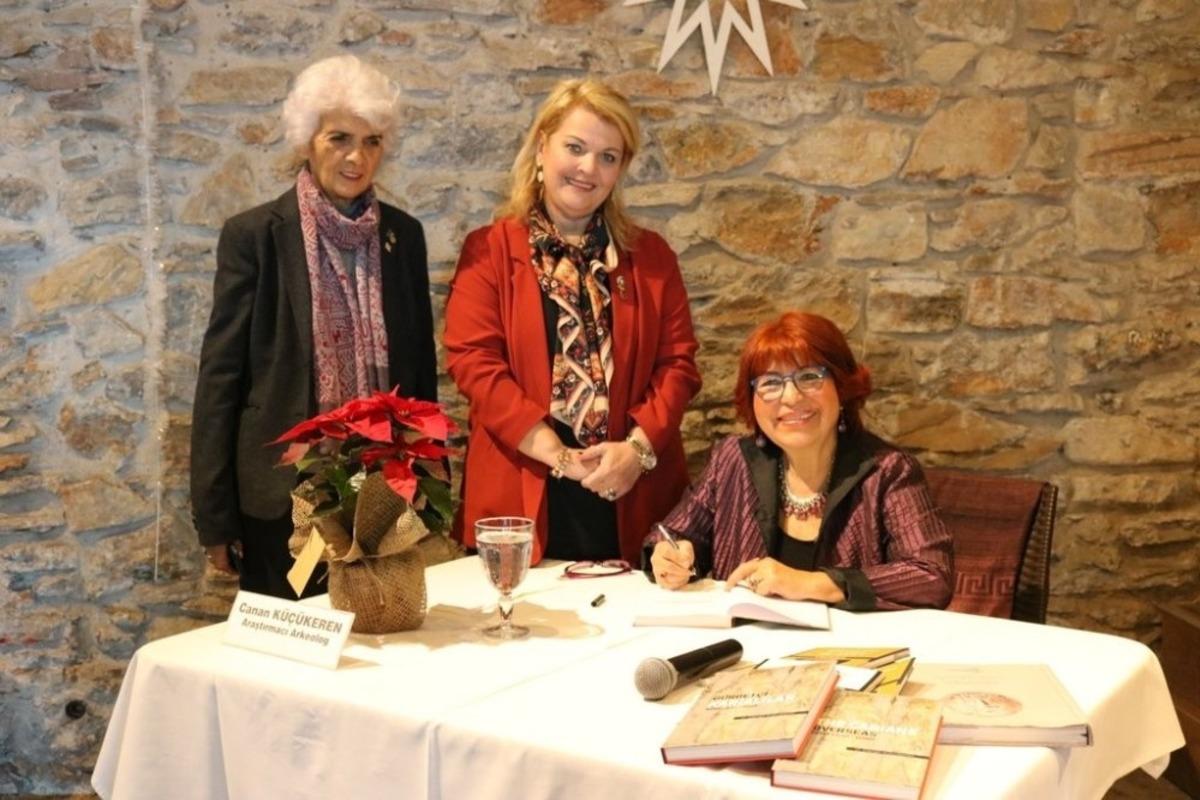 K&uuml;&ccedil;&uuml;keren, &ldquo;Gurbet&ccedil;i Karialılar&rdquo; kitabını imzaladı