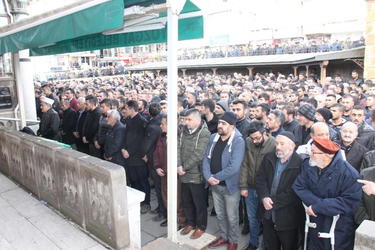 Cuma namazında bı&ccedil;aklı saldırıya uğrayan adam son yolculuğuna uğurlandı