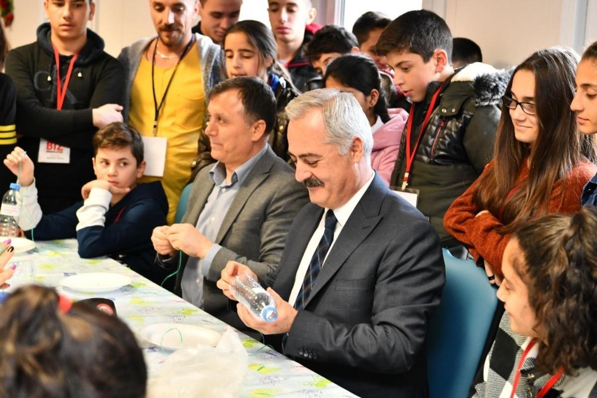 Vali Seymenoğlu, misafir &ouml;ğrencilerle şehitlerin ismi yazan kuş yemliği yaptı