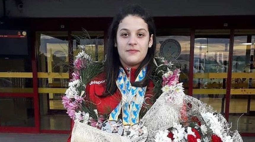 Şampiyon Esma Alper çiçeklerle karşılandı