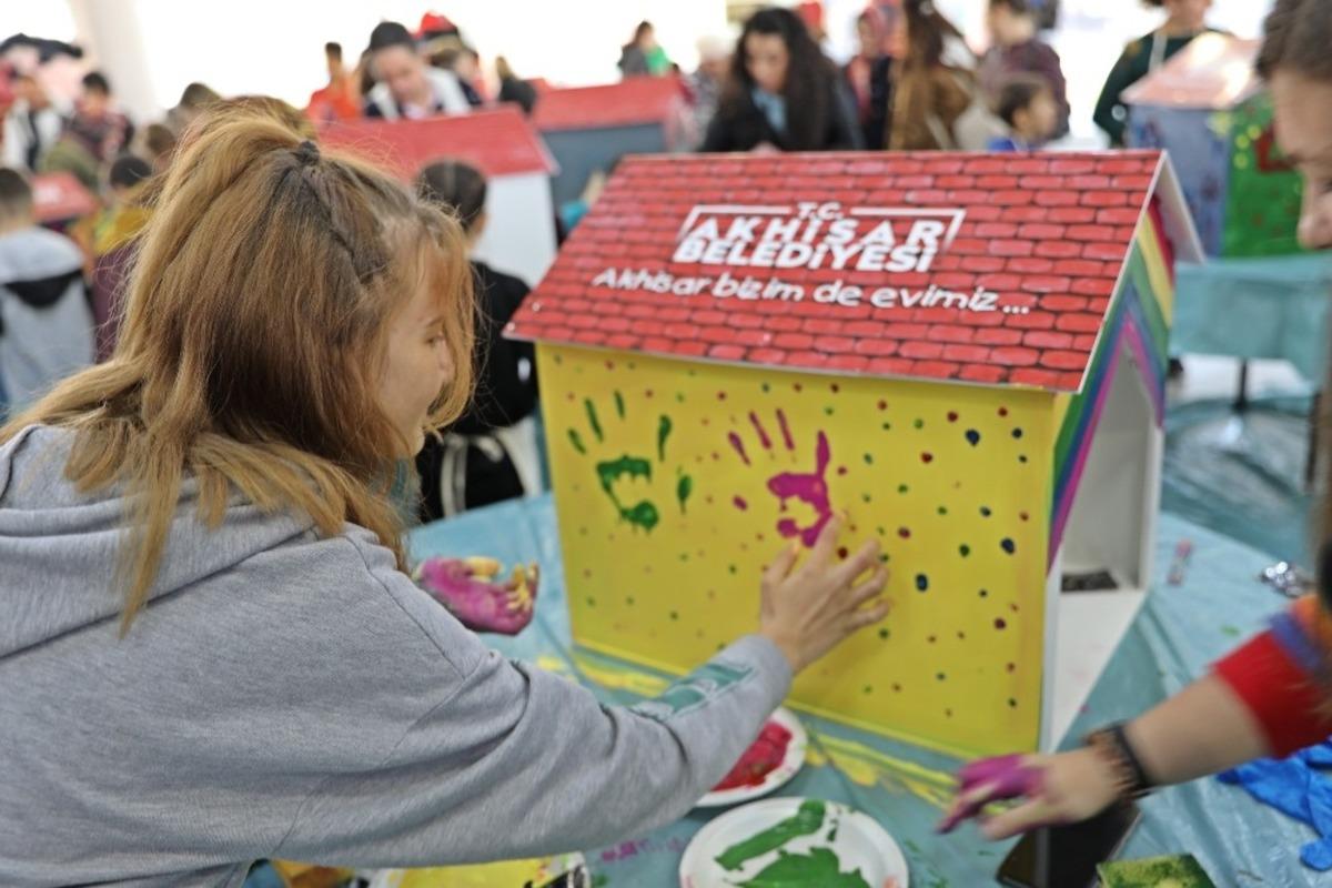 &Ccedil;ocuklar sokak hayvanları i&ccedil;in kul&uuml;be ve suluk boyadılar