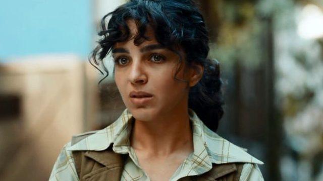 Begüm Akkaya'dan derin göğüs dekolteli poz