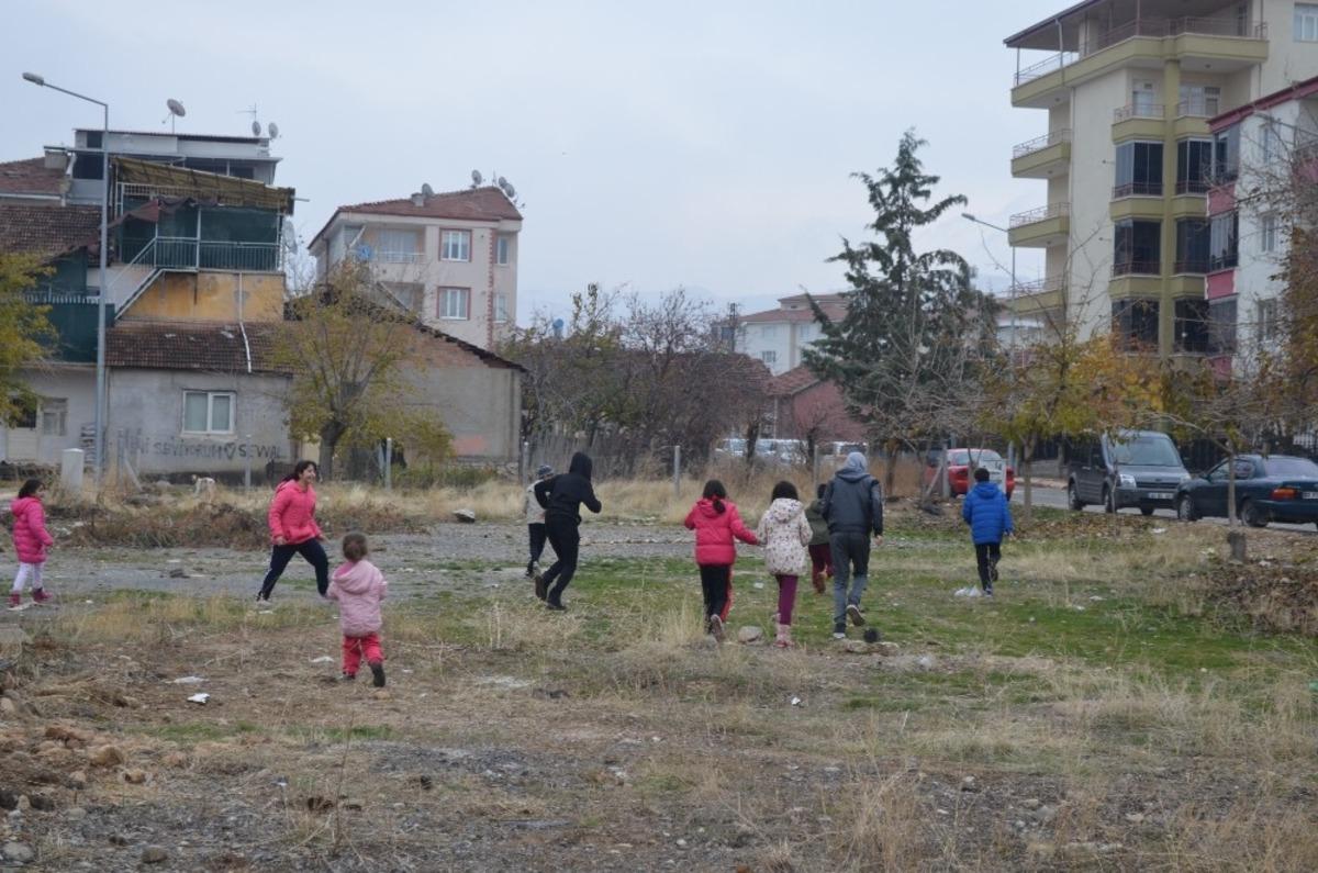 &Ccedil;ocuklar mahallelerine park istiyor