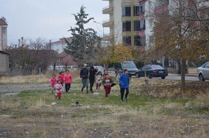 Çocuklar mahallelerine park istiyor G2