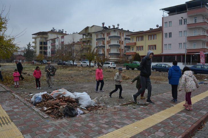 Çocuklar mahallelerine park istiyor G4