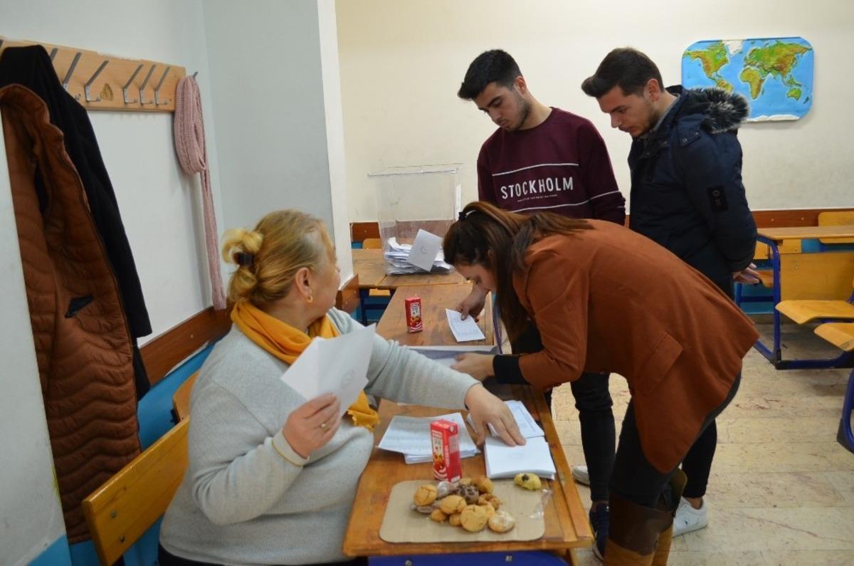 Didim AK Parti delegelerini belirlemek i&ccedil;in sandığa gitti