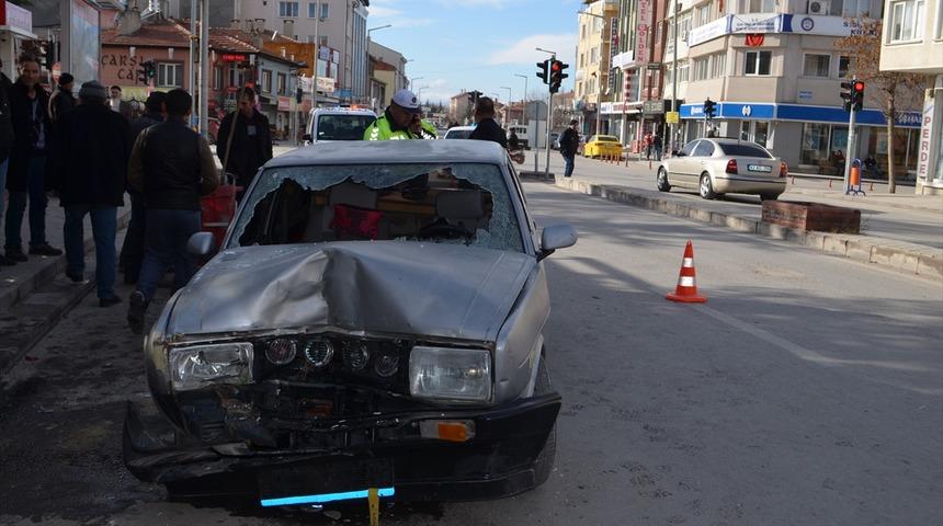 Ehliyetsiz sürücü "drift" yaparken park halindeki minibüse çarptı: 2 yaralı