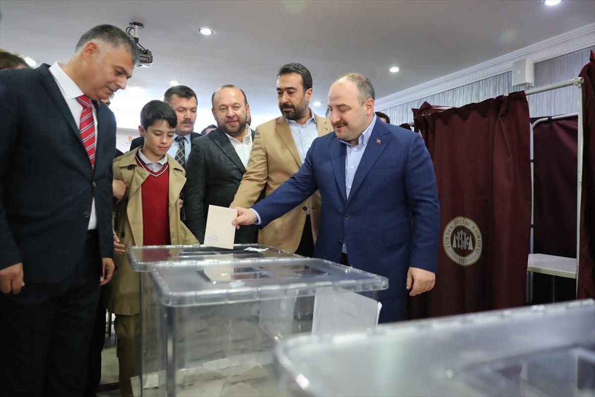 Bakan Varank, partisinin &Ccedil;ankaya İl&ccedil;e Başkanlığı delege se&ccedil;imi i&ccedil;in oy kullandı: