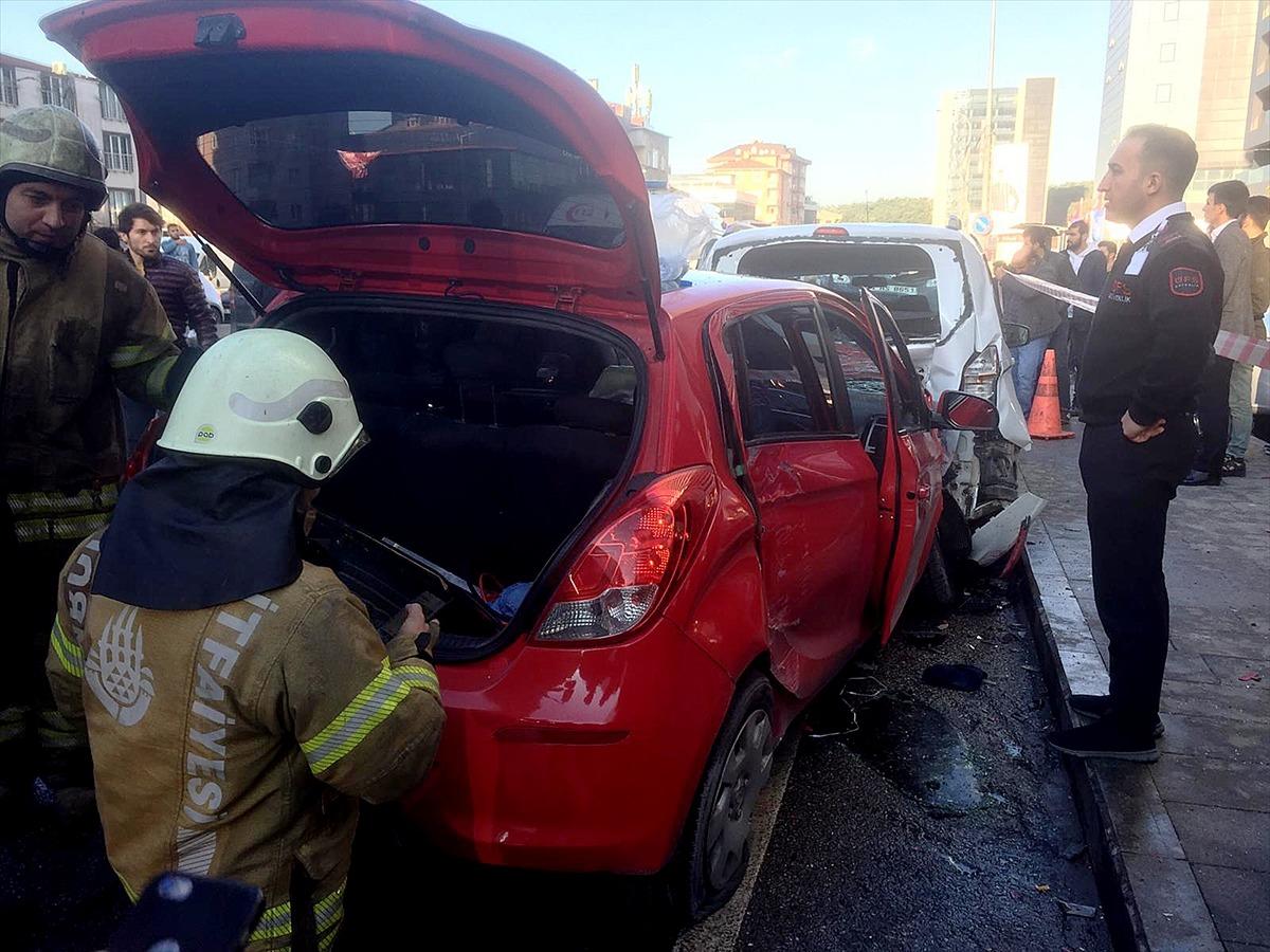 &Uuml;mraniye&rsquo;de feci kaza: 1'i bebek 5 yaralı