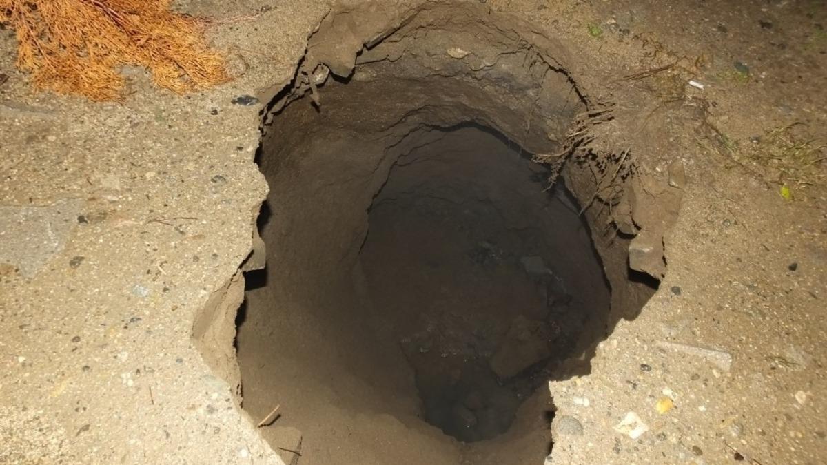 Burhaniye&rsquo;de sel suları kaldırımda &ccedil;ukur oluşturdu