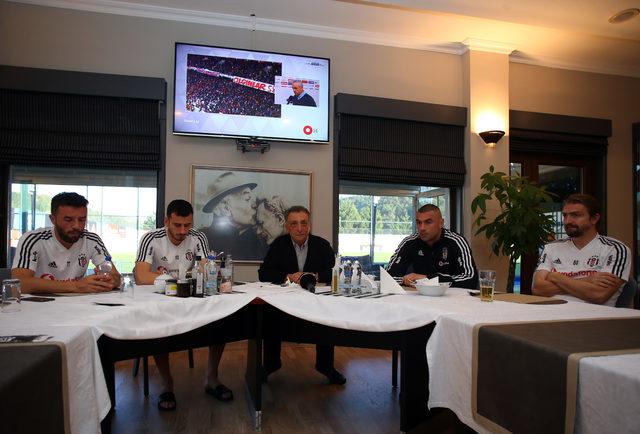Beşiktaş Başkanı Ahmet Nur Çebi, teknik heyet ve futbolcularla buluştu