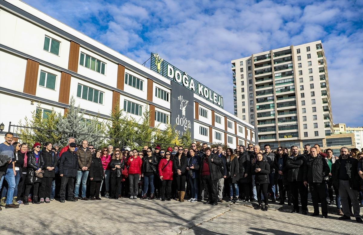 Doğa Koleji velilerinden okulun devriyle ilgili a&ccedil;ıklamanın ertelenmesine protesto