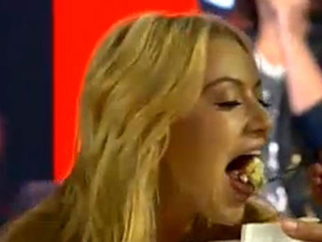 Hadise'ye sahnede s&uuml;rpriz
