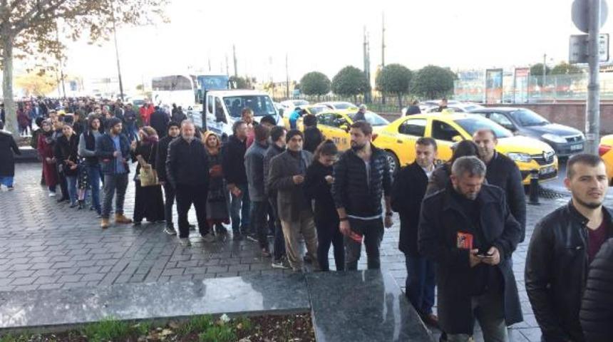 İstanbul Emin&ouml;n&uuml;'nde metrelerce 'umut' kuyruğu