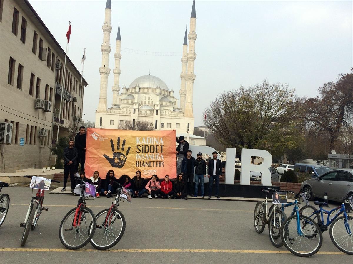Iğdır'da &uuml;niversite &ouml;ğrencileri, kadına şiddete karşı pedal &ccedil;evirdi