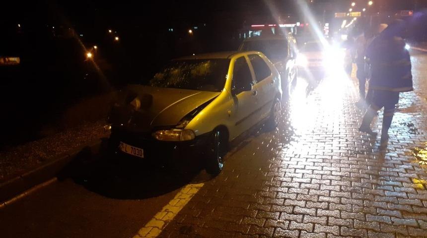 Seyir halindeki tıra &ccedil;arpan otomobilin s&uuml;r&uuml;c&uuml;s&uuml; yaralandı