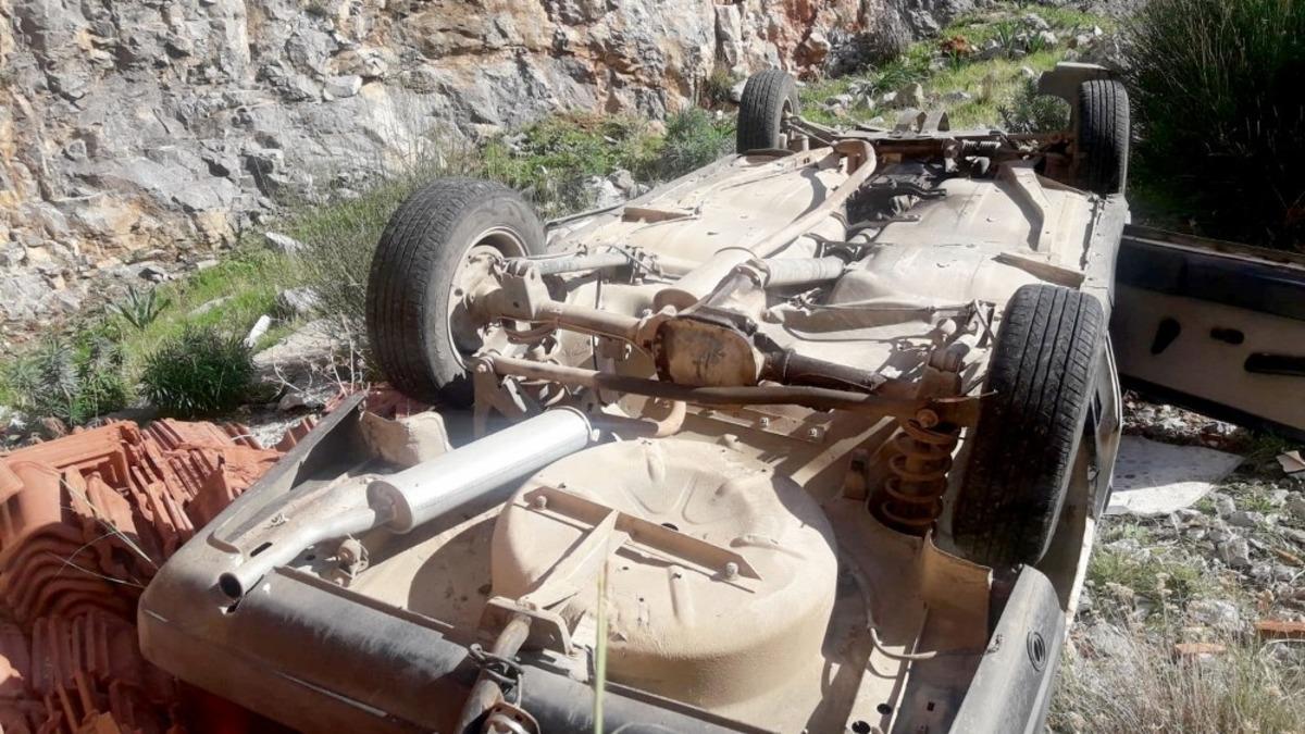 Bah&ccedil;eye devrilen otomobil s&uuml;r&uuml;c&uuml;s&uuml; yaralandı