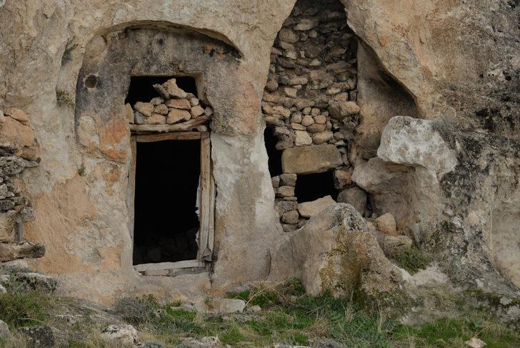 Kaya mezarlarda Süryanice kitabeler bulundu G5