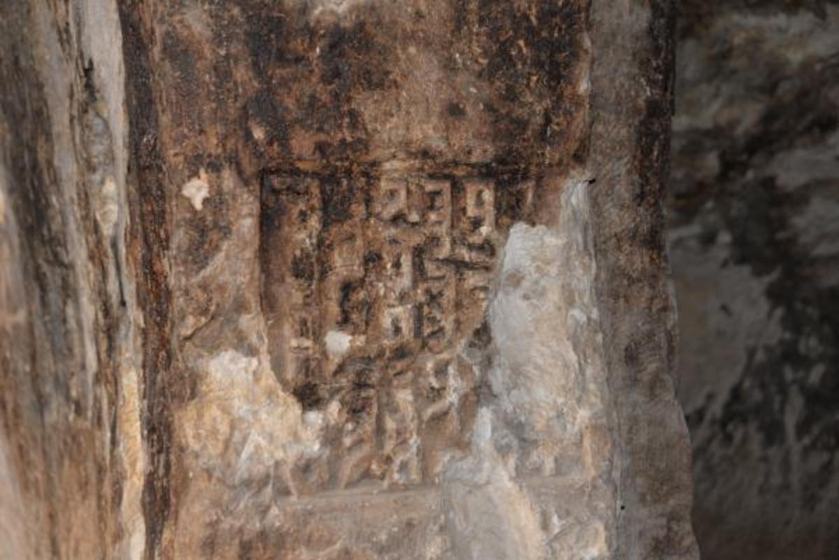 Kaya mezarlarda S&uuml;ryanice kitabeler bulundu