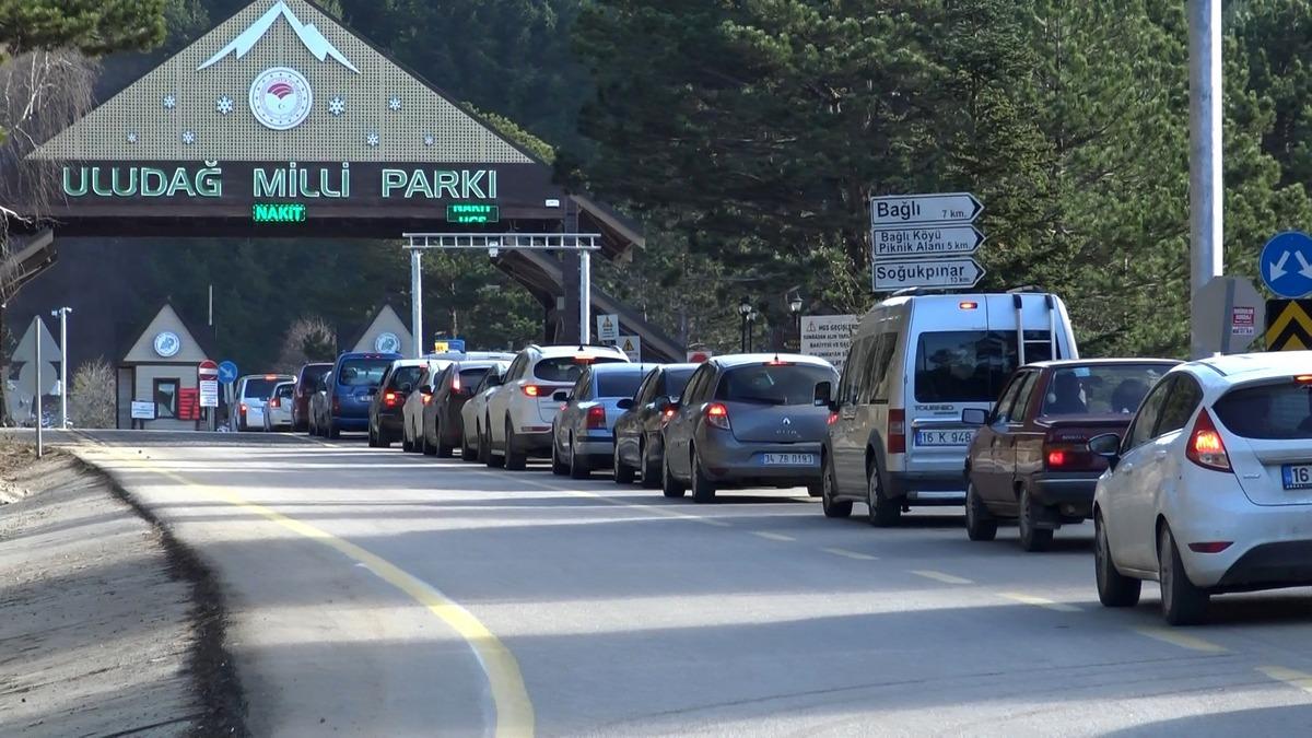 Uludağ&rsquo;da hafta sonu adım atacak yer kalmadı