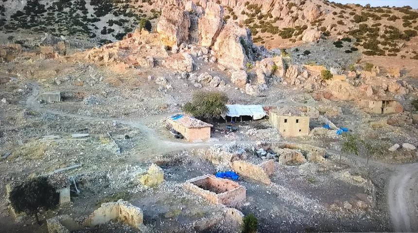 Heyelan tehlikesi nedeniyle boşaltılan köyde yalnız yaşıyorlar