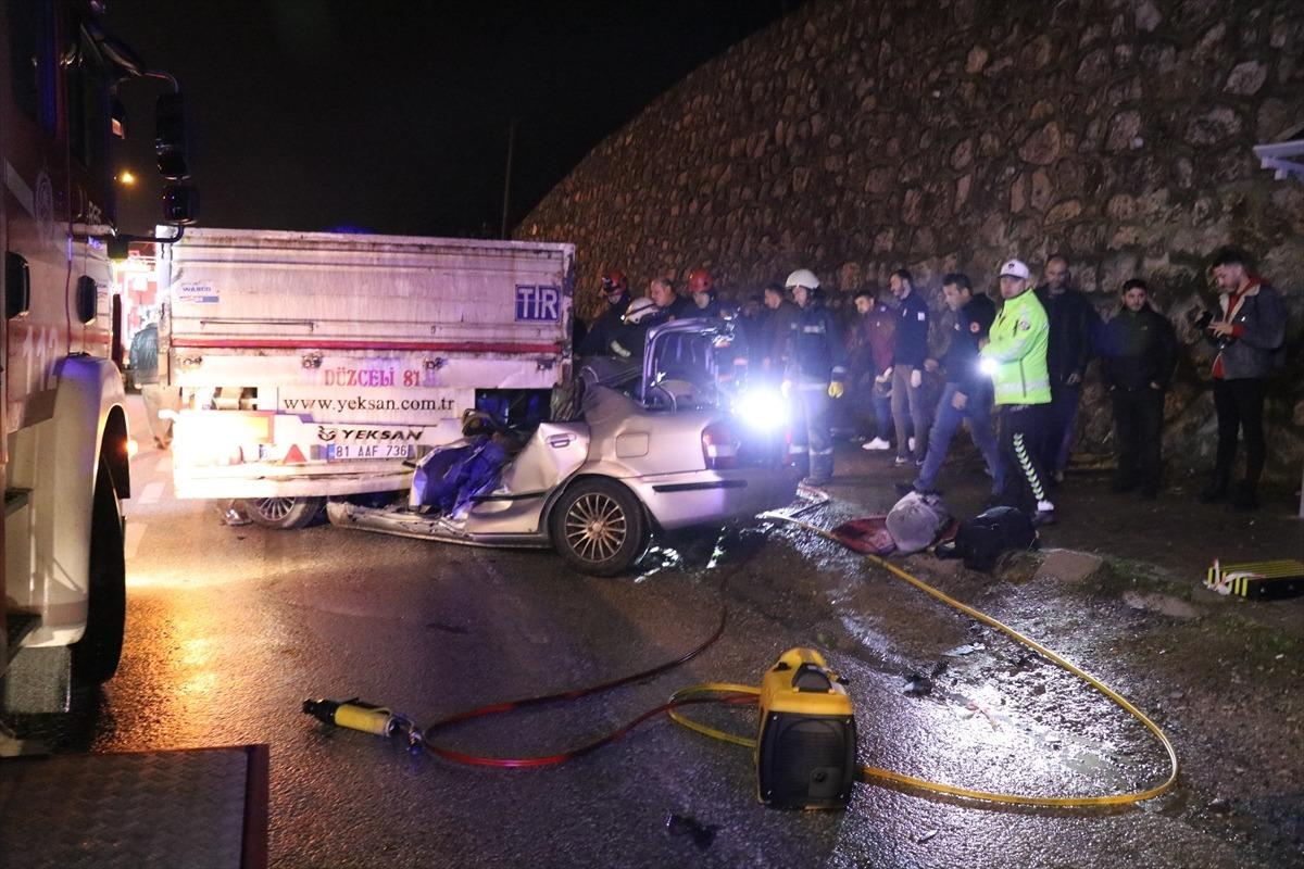 D&uuml;zce'de otomobil, manevra yapan tır ile &ccedil;arpıştı: 1 &ouml;l&uuml;, 1 yaralı
