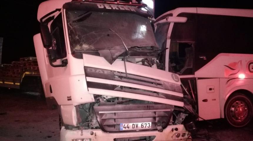 Malatya’da yolcu otobüsü ile kamyonet çarpıştı: Yaralılar var!