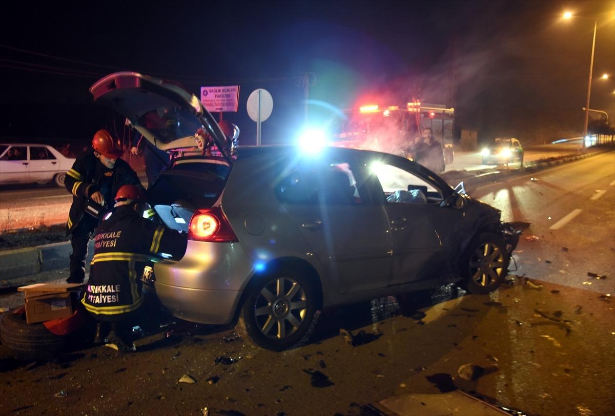 Kırıkkale'de polis aracı ile otomobil &ccedil;arpıştı: 2'si polis 3 yaralı