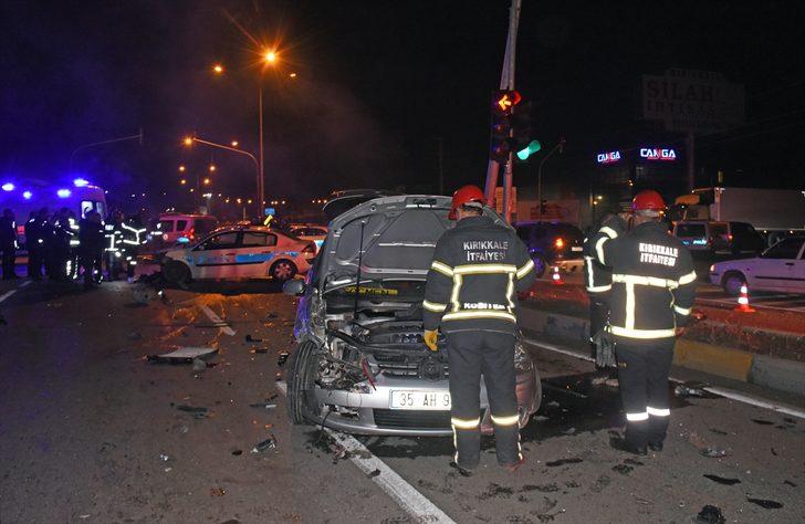 Kırıkkale'de polis aracı ile otomobil çarpıştı: 2'si polis 3 yaralı G2