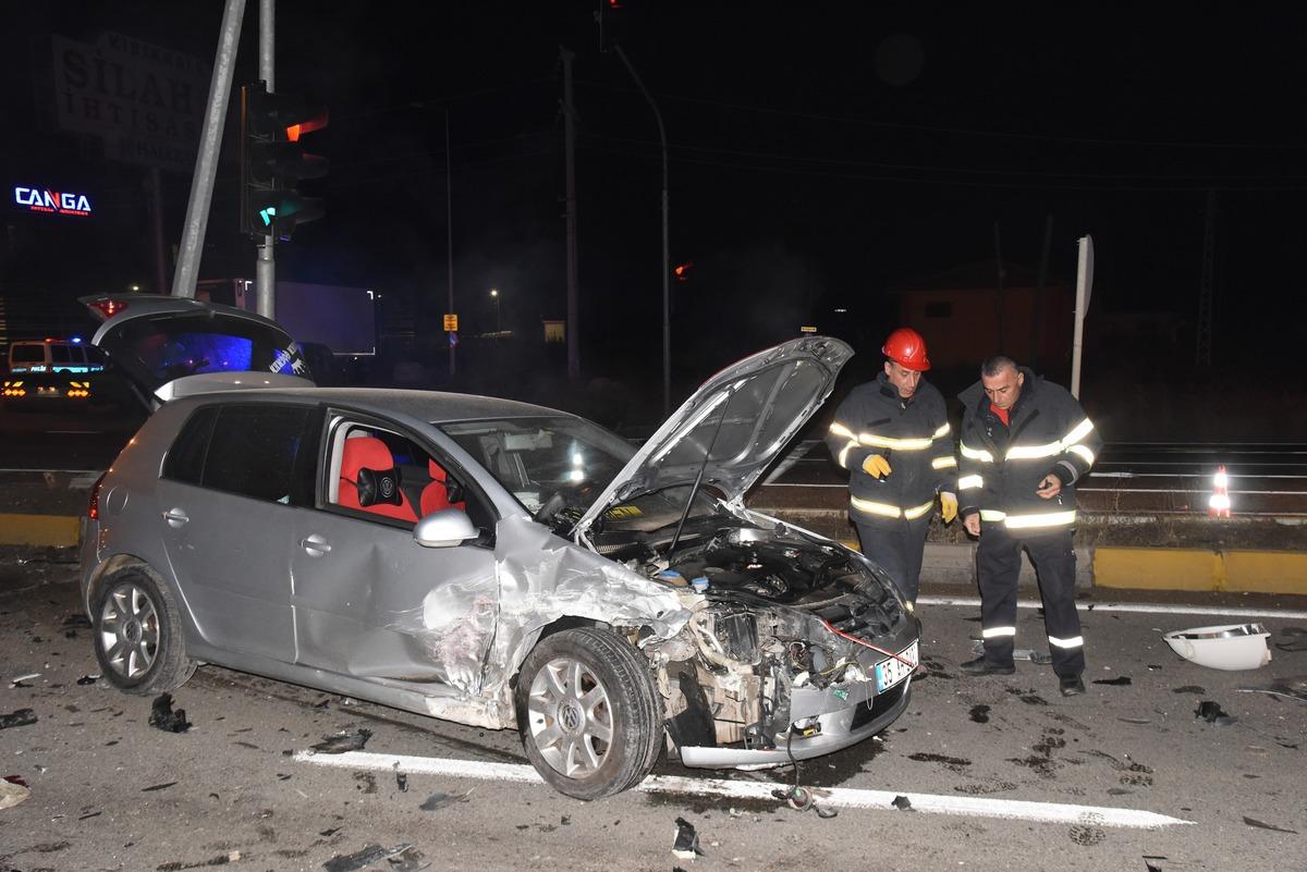 Ş&uuml;pheli kovalayan polisler kaza yaptı: 2'si polis, 3 yaralı