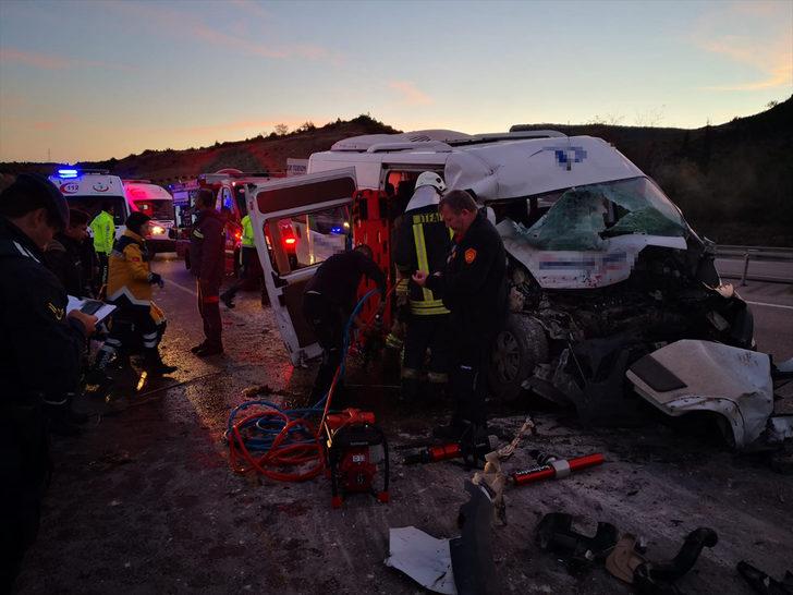 Çanakkale'de işçileri taşıyan minibüs ile vinç çarpıştı: Çok sayıda yaralı G2