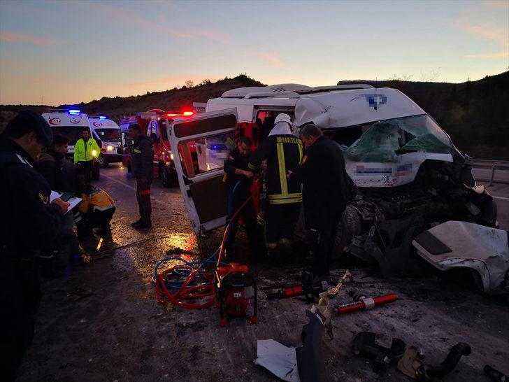 Çanakkale'de işçileri taşıyan minibüs ile vinç çarpıştı: Çok sayıda yaralı G4