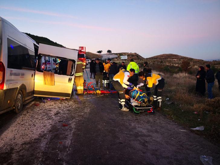 Çanakkale'de işçileri taşıyan minibüs ile vinç çarpıştı: Çok sayıda yaralı G5