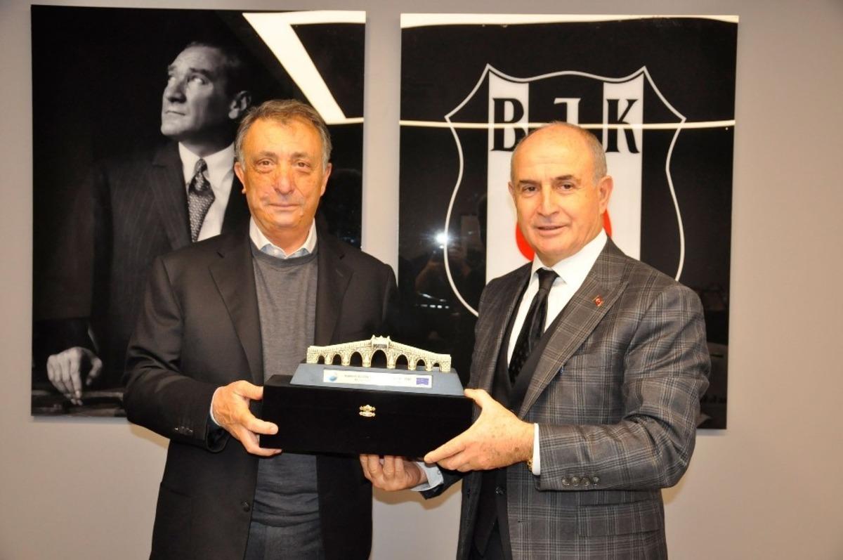 Başkan Akg&uuml;n, Ahmet Nur &Ccedil;ebi&rsquo;yi tebrik etti