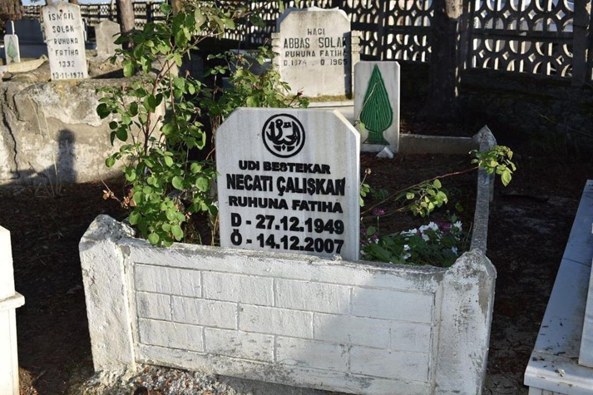 &Uuml;nl&uuml; bestekar kabri başında anıldı