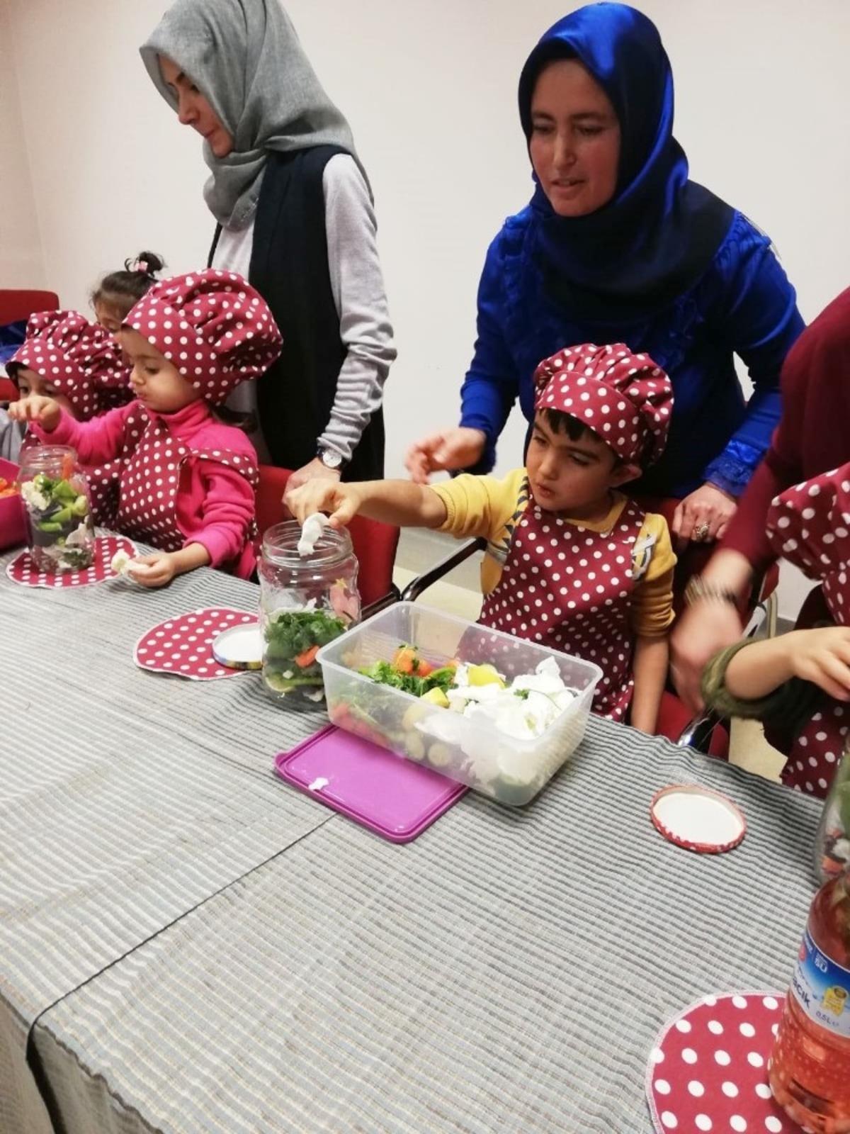 Anneler ve &ccedil;ocukları turşu kurdu