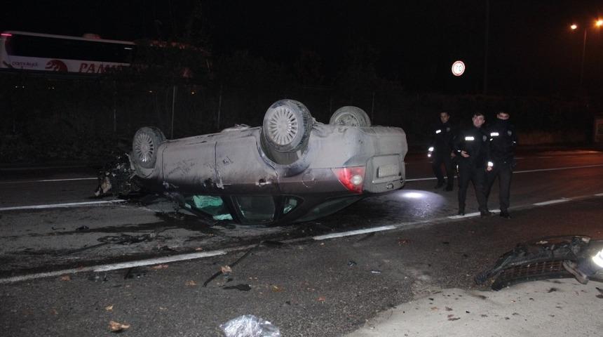 Kontrolden &ccedil;ıkan otomobil ağaca &ccedil;arparak devrildi: 2 yaralı