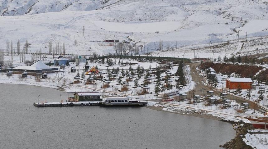 Demir&ouml;z&uuml; barajında kartpostallık kış manzarası