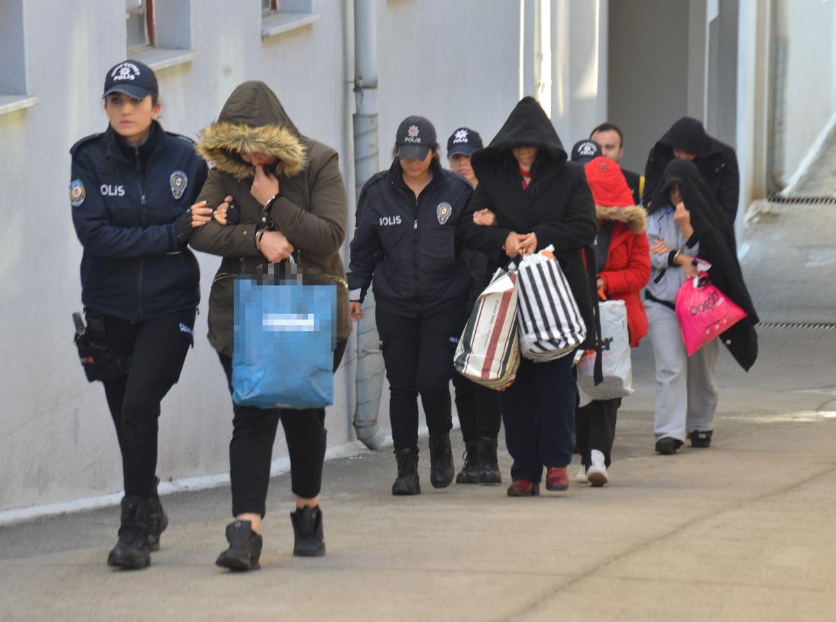 Polis, 48 kişilik sigorta &ccedil;etesini tamirci gibi davranarak yakalamış (2)