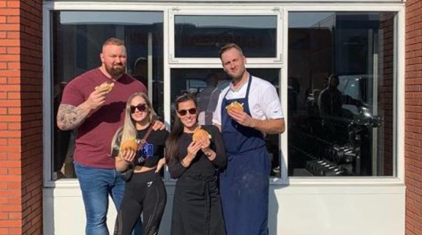 Kısa kadınlarla uzun erkeklerin daha mutlu olmasının sebepleri!