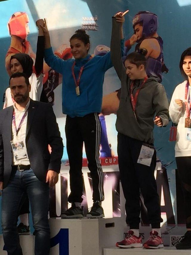 Muay Thai Sporcusu Barut, 48 kiloda   Avrupa Şampiyonu oldu