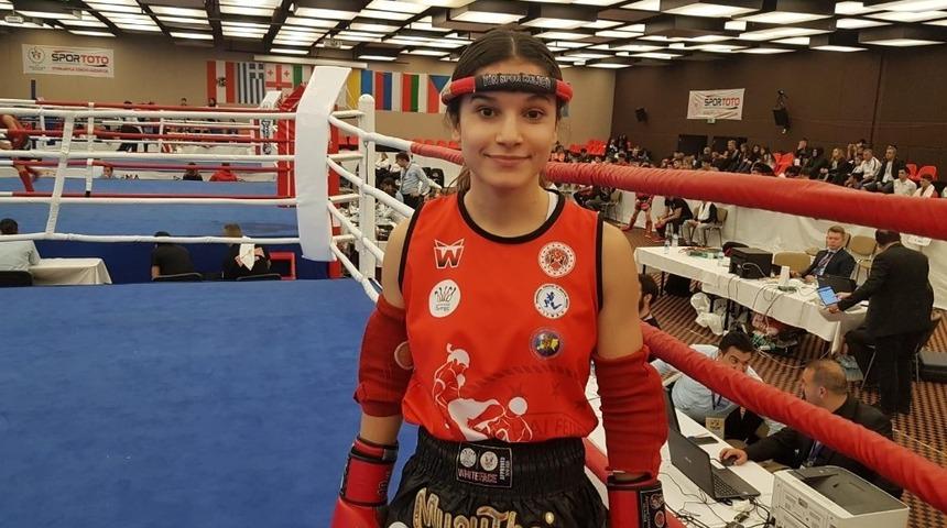 Muay Thai Sporcusu Barut, 48 kiloda   Avrupa Şampiyonu oldu