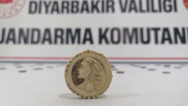 Diyarbakır'da tarihi eserleri satmaya çalışan 5 şüpheli, suçüstü yakalandı 