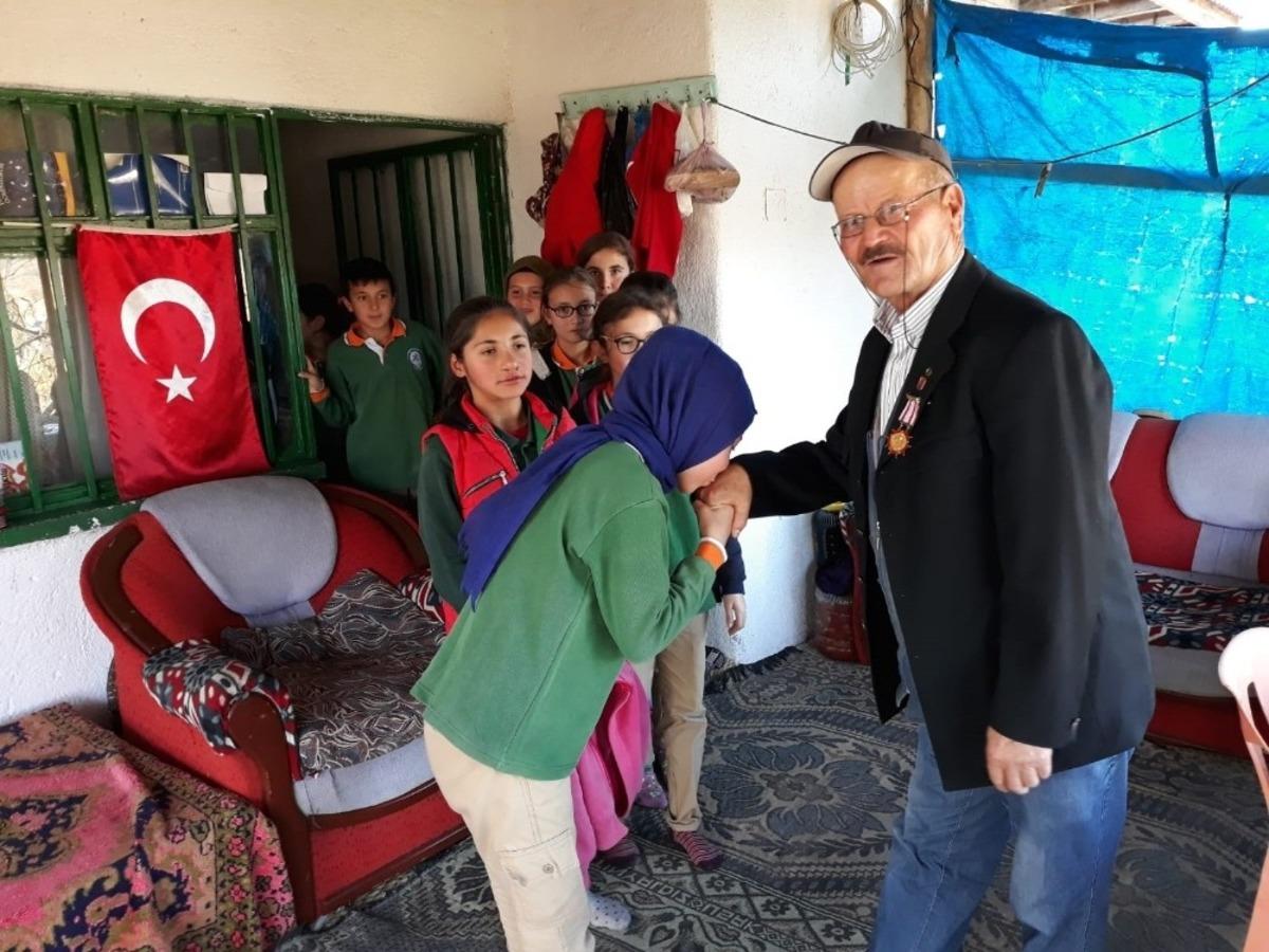 &Ouml;ğrenciler gazileri ziyaret etti