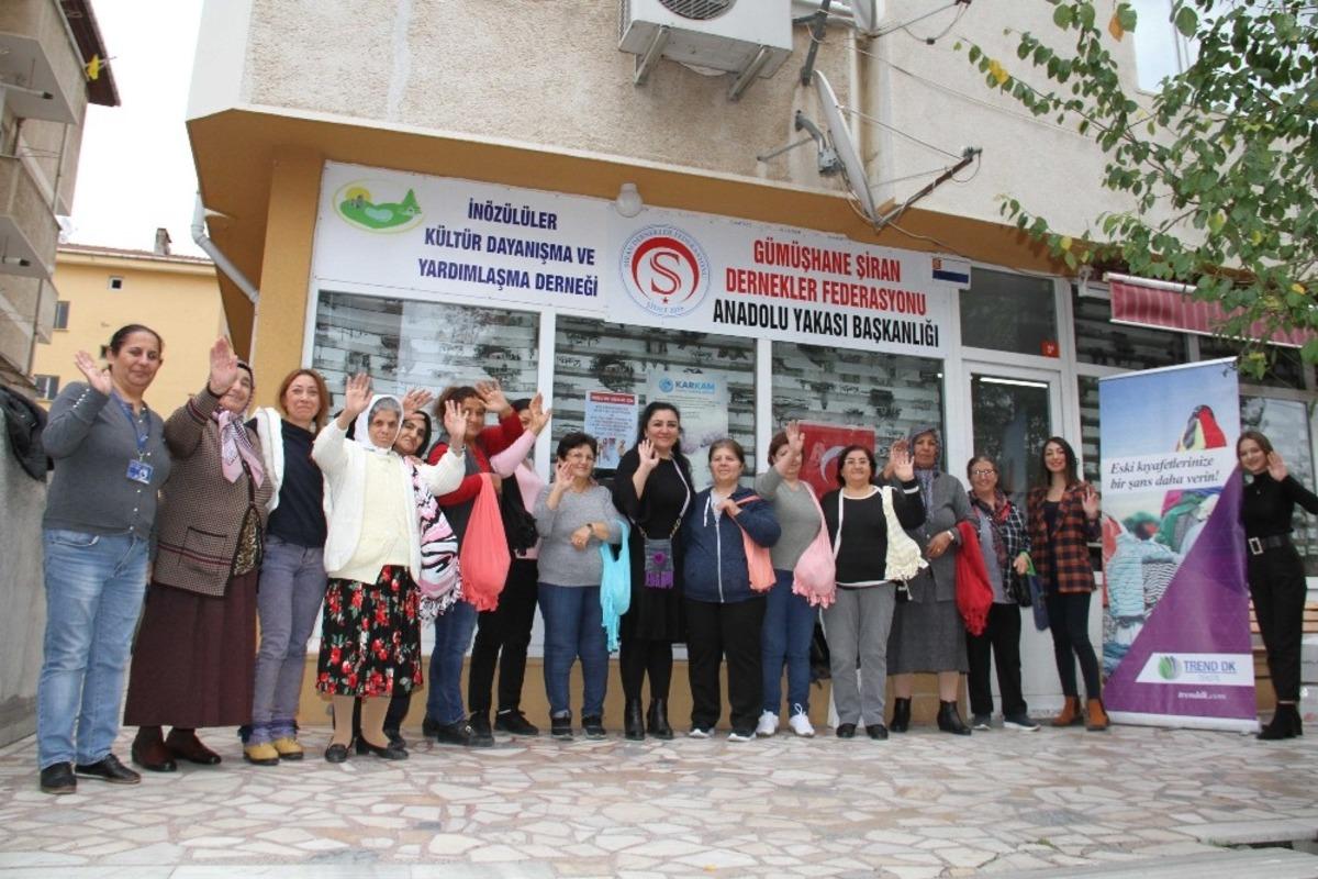 Kartallı kadınlar, geri d&ouml;n&uuml;ş&uuml;m&uuml; &ccedil;antalarında taşıyor