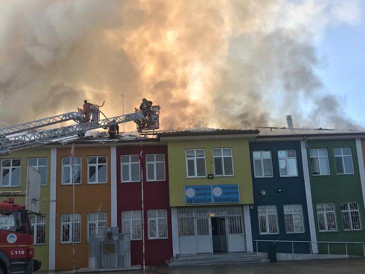 Sakarya'da okulun çatısı yandı, öğrenciler tahliye edildi G1