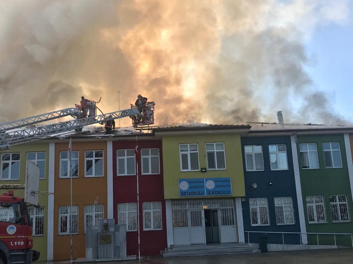 Sakarya'da okulun &ccedil;atısı yandı, &ouml;ğrenciler tahliye edildi