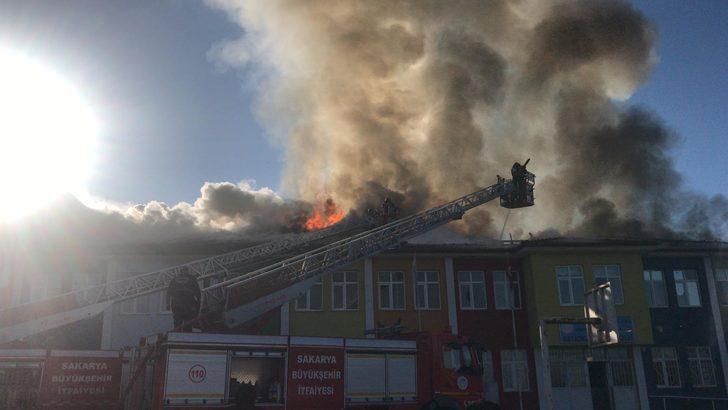 Sakarya'da okulun çatısı yandı, öğrenciler tahliye edildi G2